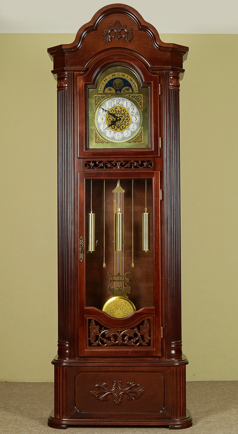 Напольные часы с маятником